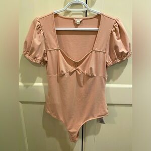 Guess Size Medium Light Pink Short Sleeve Bodysuit with Scoop Neck